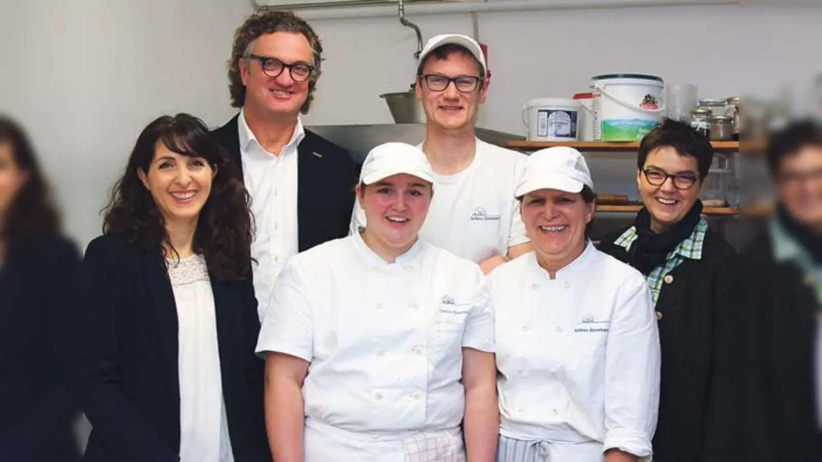 Katrin Baron und Robert Strauß (v.l.n.r.) freuen sich gemeinsam mit Schwester Christophora Eckl (r.) und ihrem Team über die Weihnachtsspende.	 (Foto: Truma)
