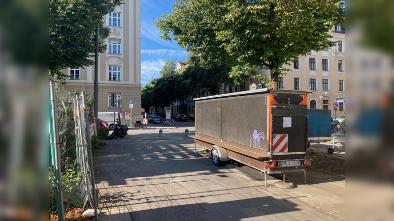 Derzeit befindet sich der Obst- und Gemüsestand in der Aberlestraße vor dem Sendlinger Loch. Geht es nach der Mehrheit im Sendlinger Bezirksausschuss, so soll der Stand bei Beginn der Bauarbeiten schräg gegenüber in die Aberlestraße Ecke Alramstraße auf Höhe der Hausnummer 16 verzogen werden. (Foto: lsc)