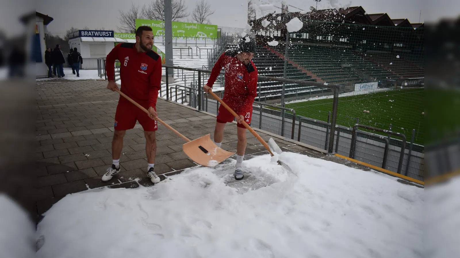 Jeder, der beim Winterdienst geholfen hat, wird von der SpVgg Unterhaching am 3. Februar zum Spiel gegen Cottbus eingeladen. Jetzt schnell Karten sichern! (Foto: SpVgg Unterhaching)
