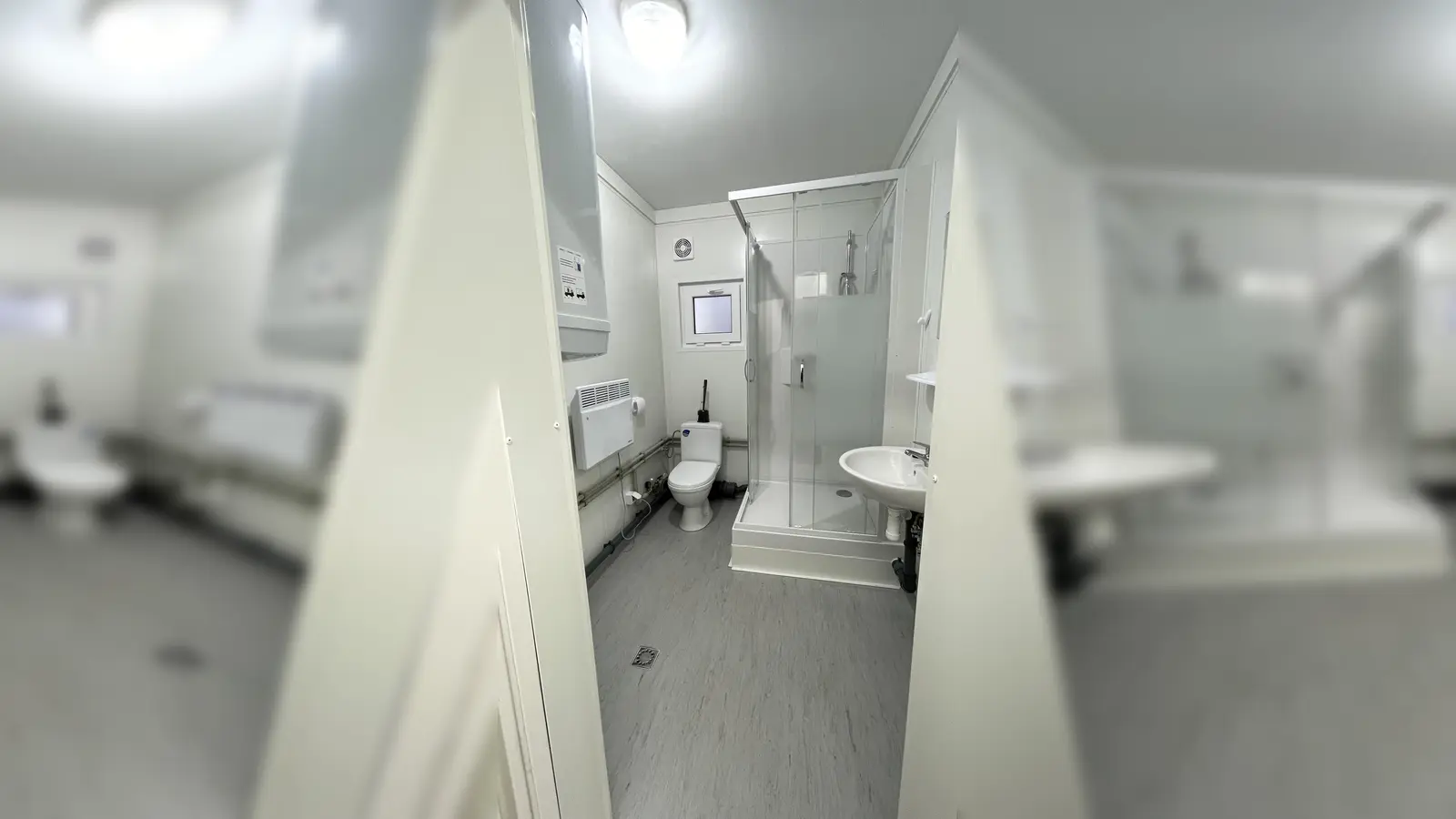 Auch Nasszellen gehören zu den Container-Wohneinheiten für je sechs Personen. (Foto: hw)