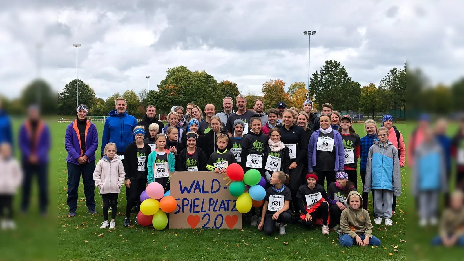 77 Läufer aus dem Team „Waldspielplatz 2.0“ erliefen beim Schweiger Forstlauf in Anzing Spendengelder für den Waldspielplatz. (Foto: Bürger für Pöring)