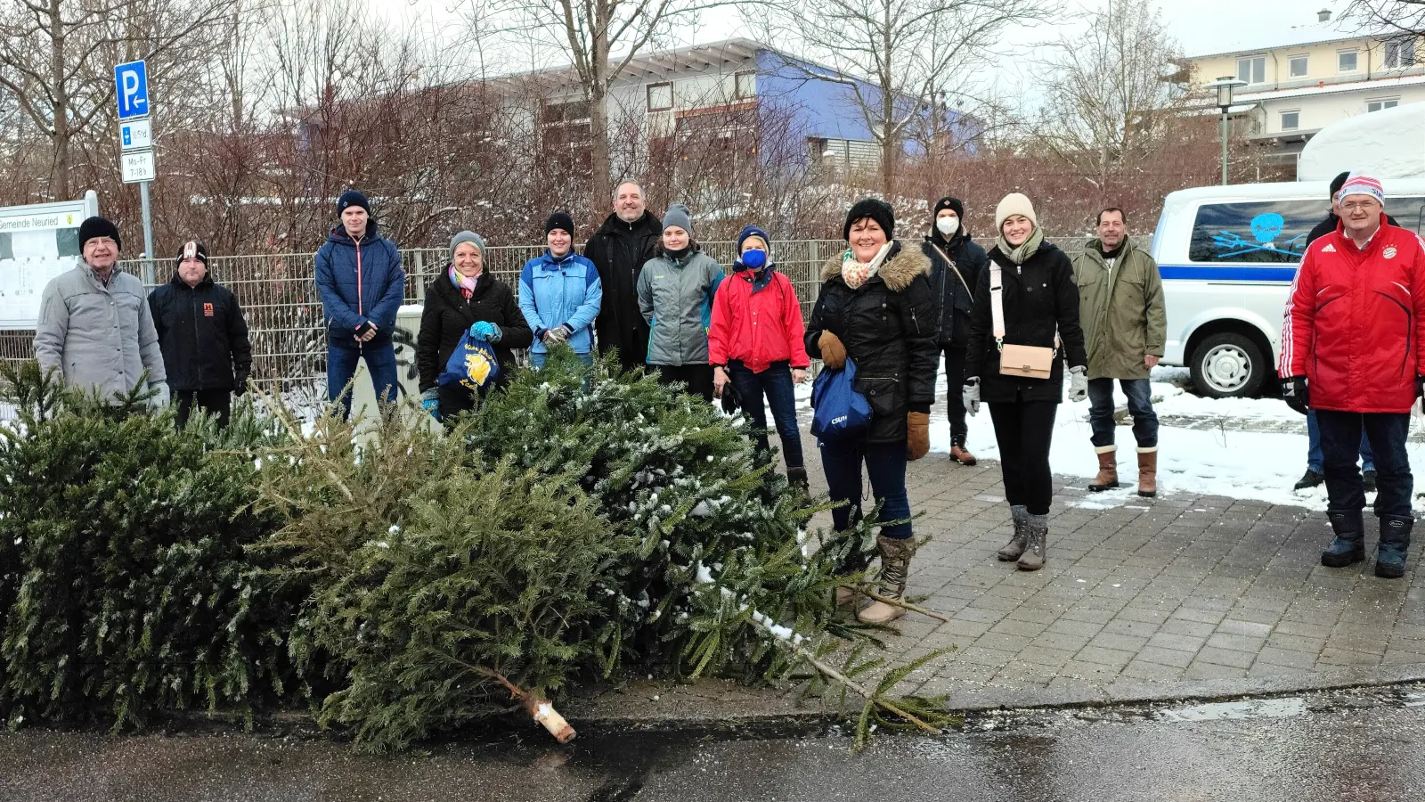 Die Helfer der Jungen Union und der CSU Neuried stellten sich mit Corona-Abstand zum Gruppenbild, nachdem mehrere hundert Christbäume zusammengetragen und zur Entsorgung gebracht worden waren. (Foto: Peter Kellner/CSU Neuried)