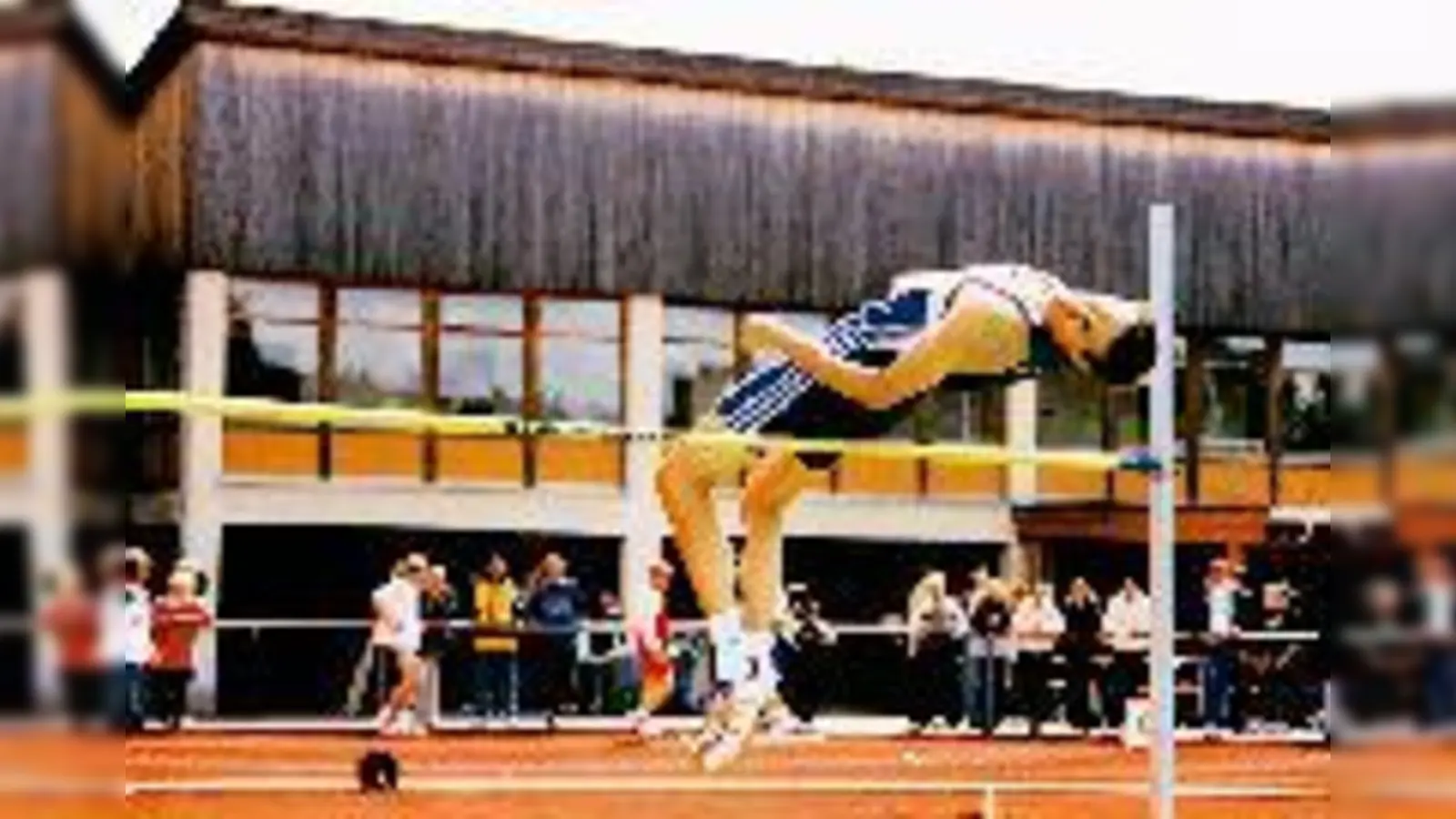 Lokalmatador im Hochsprung: Die Bestleistung von Alexander Schwer ist 2,11 Meter. Die will er auch am Samstag im Duell mit seinem fränkischen »Erzrivalen«, Bayerns Nr. 1 im Hochsprung, Frank Niklas,  (erzielen.Foto: Privat)