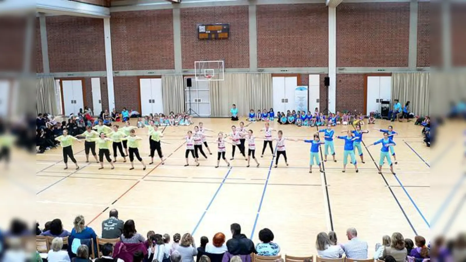 FC Fasanerie Nord und Doris Tanzdiele feierten gemeinsam mit schönen Darbietungen.	 (Foto: VA)