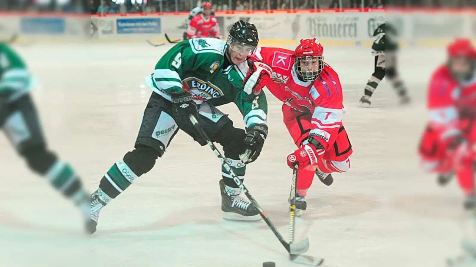 Im Testspiel standen sich Gladiators-Stürmer Sebastian Lachner und der 17 Jahre junge EHC-Verteidiger Nicolai Quinlan schon gegenüber. Jetzt wird es ernst.  (Foto: smg/R. Lauer)