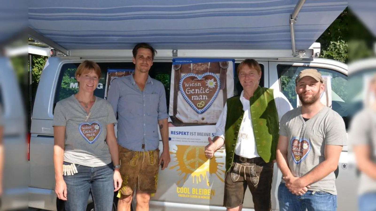 Das Projekt Wiesn-Gentleman setzt sich für friedliches Feiern ein (v.l.n.r.): Birgit Treml, stv. Bereichs-Geschäftsführerin Jugendliche und junge Erwachsene Condrobs, Schauspieler und Unterstützer Max von Thun, Frederik Kronthaler, Bereichs-Geschäftsführer Jugendliche und junge Erwachsene Condrobs und Florian Czapek, Condrobs-Streetworker. (Foto: pi)