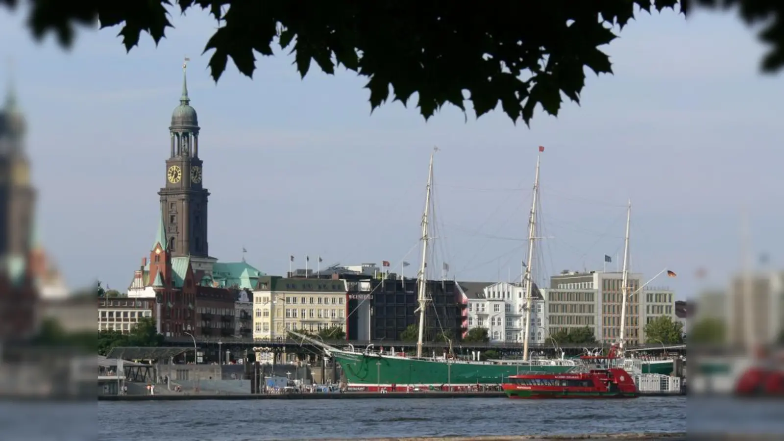 Die erste Reise geht nach Hamburg. (Foto: Fotolia/Matthias Blaß)