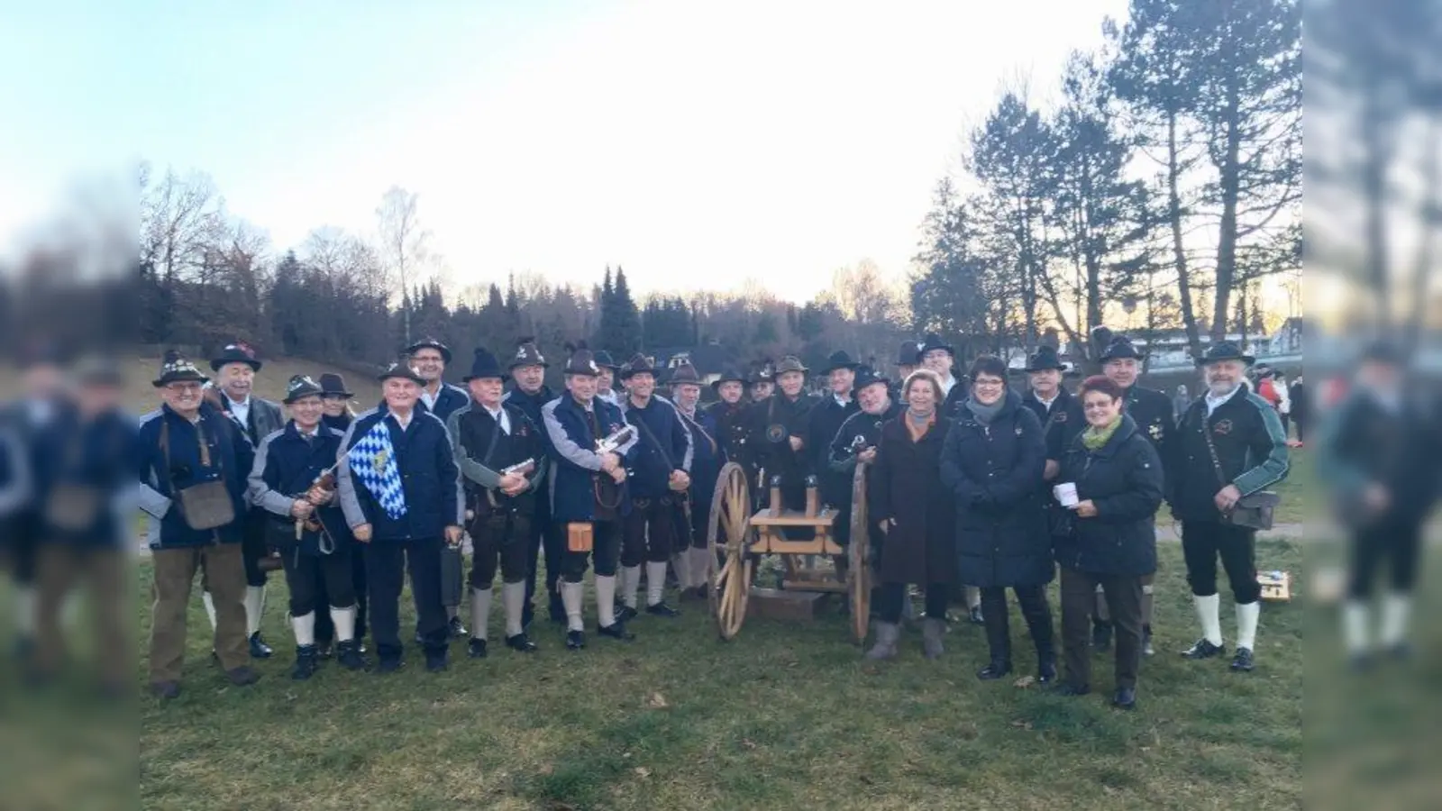 Dem traditionellen Start ins neue Jahr der Böllerschützen aus Buchendorf, Stockdorf und Planegg sahen viele Zuschauer zu. Vorn im Bild von rechts Kraillings zweite Bürgermeisterin Karin Wolf, Gautings Bürgermeisterin Brigitte Kössinger und die Stockdorfer Gemeinderätin Eva-Maria Klinger. (Foto: us)