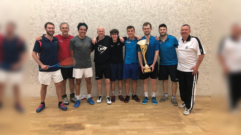 Mit dem Bayernligameister aus Heuchelhof präsentieren sich die Taufkirchner Spieler (v. l.) Esteban Matheusz , John Marsden Christian Radeke (4.v.l.) und Luis Grübel. (Foto: VA)