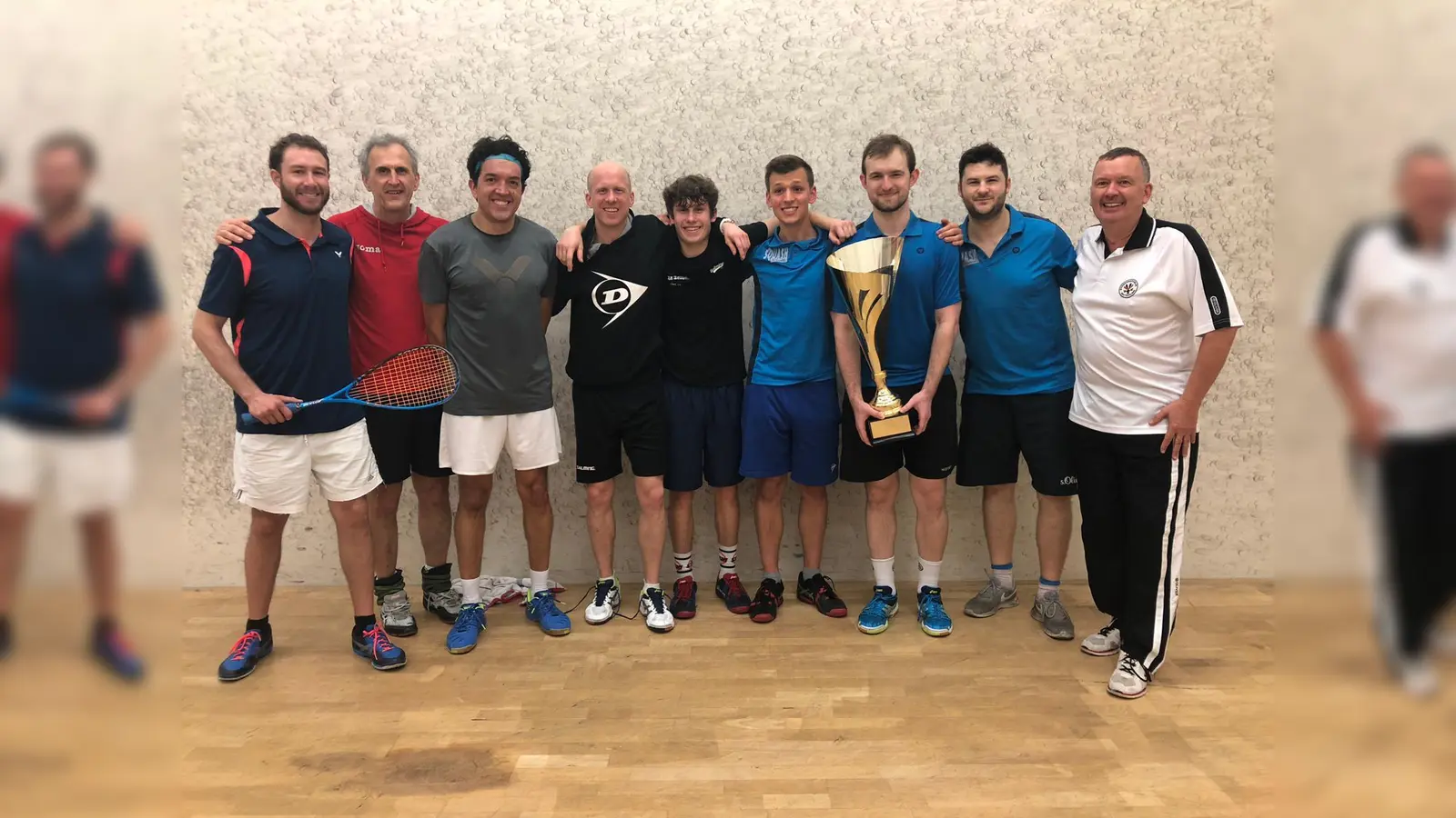 Mit dem Bayernligameister aus Heuchelhof präsentieren sich die Taufkirchner Spieler (v. l.) Esteban Matheusz , John Marsden Christian Radeke (4.v.l.) und Luis Grübel. (Foto: VA)