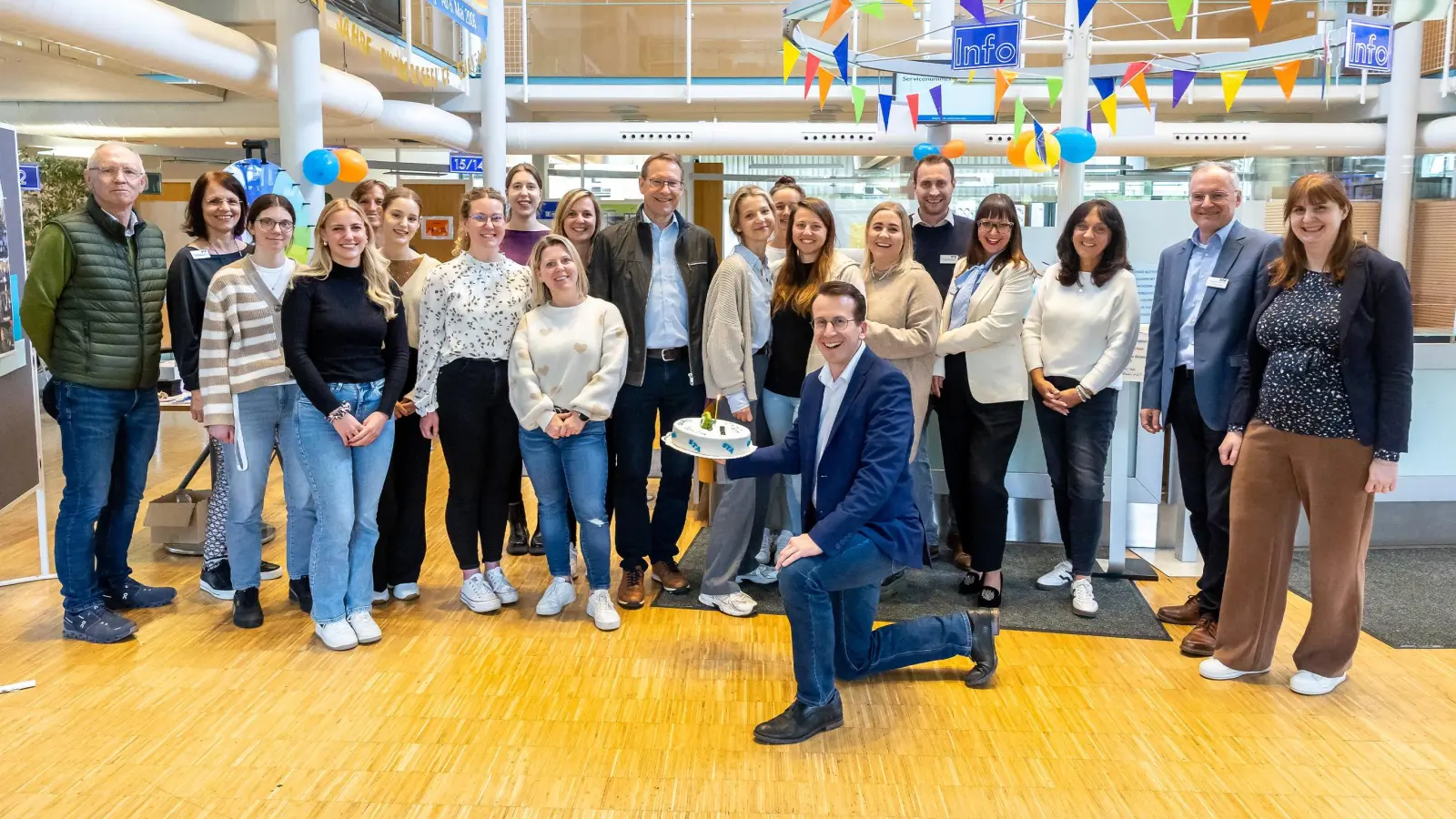 20 Jahre BürgerService: dafür gab es eine Torte von Landrat Stefan Frey. (Foto: Landratsamt)