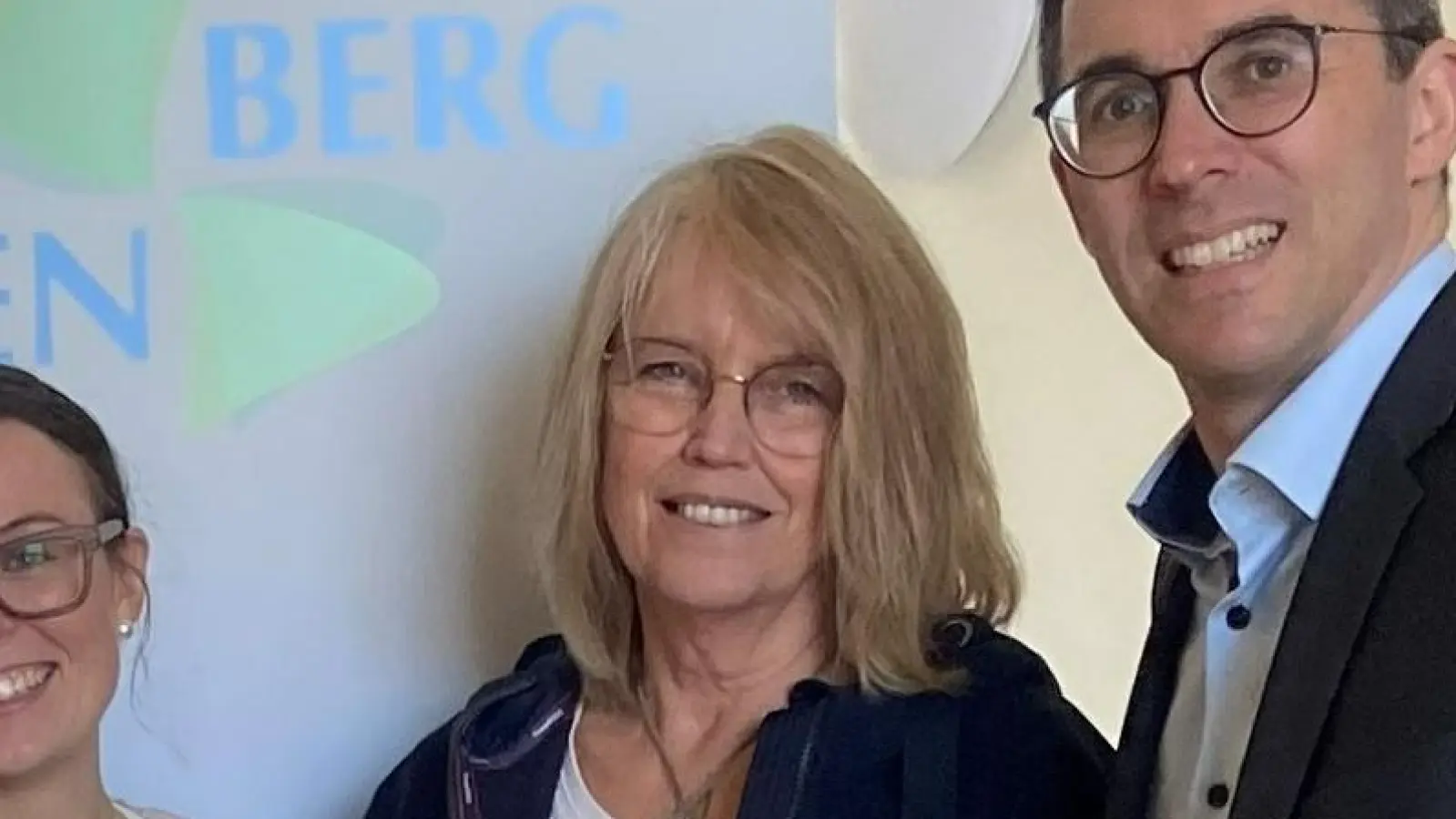 Bauamtsleiterin Birgit Thaller (von links), Personalrätin Sonja Mayer, Kollegin Marie-Sophie Strodl und Bürgermeister Frank Zellner sagten Iris Hofmann mit einem Blumenstrauß Lebewohl.<br> (Foto: Markt Peißenberg)