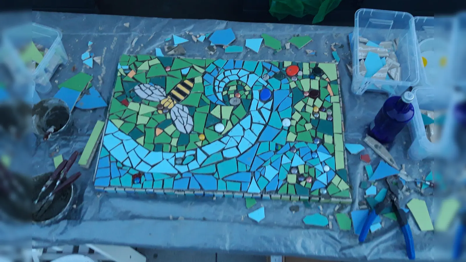 Die Mosaikplatte soll den Betonzwischenraum zwischen der Bank vor dem Kunstforum HMP zieren. (Foto: BI Mehr Platz zum Leben)