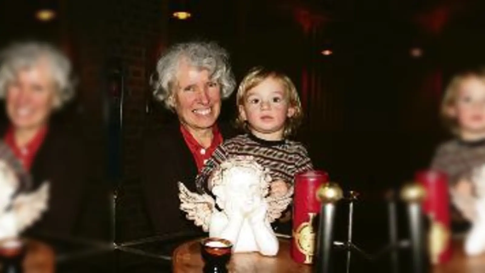 Drei Engel für die Nord-Rundschau: Weihnachtsengel Ursula Huttner mit Ilja Eberle (zwei Jahre), der seine von »Uschi« gestaltete Weihnachtskerze mitgebracht hat, und mit der Auszeichnung der  (Nord-Rundschau.Foto: em)