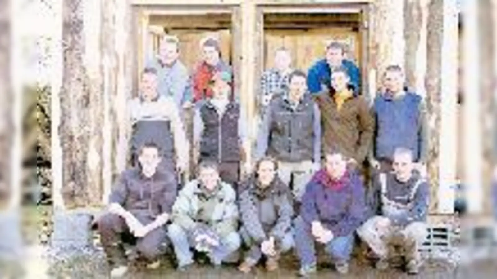 Die Burschen des Burschenvereins Taufkirchen holen am Samstag den Maibaum ein.  (Foto: Privat)