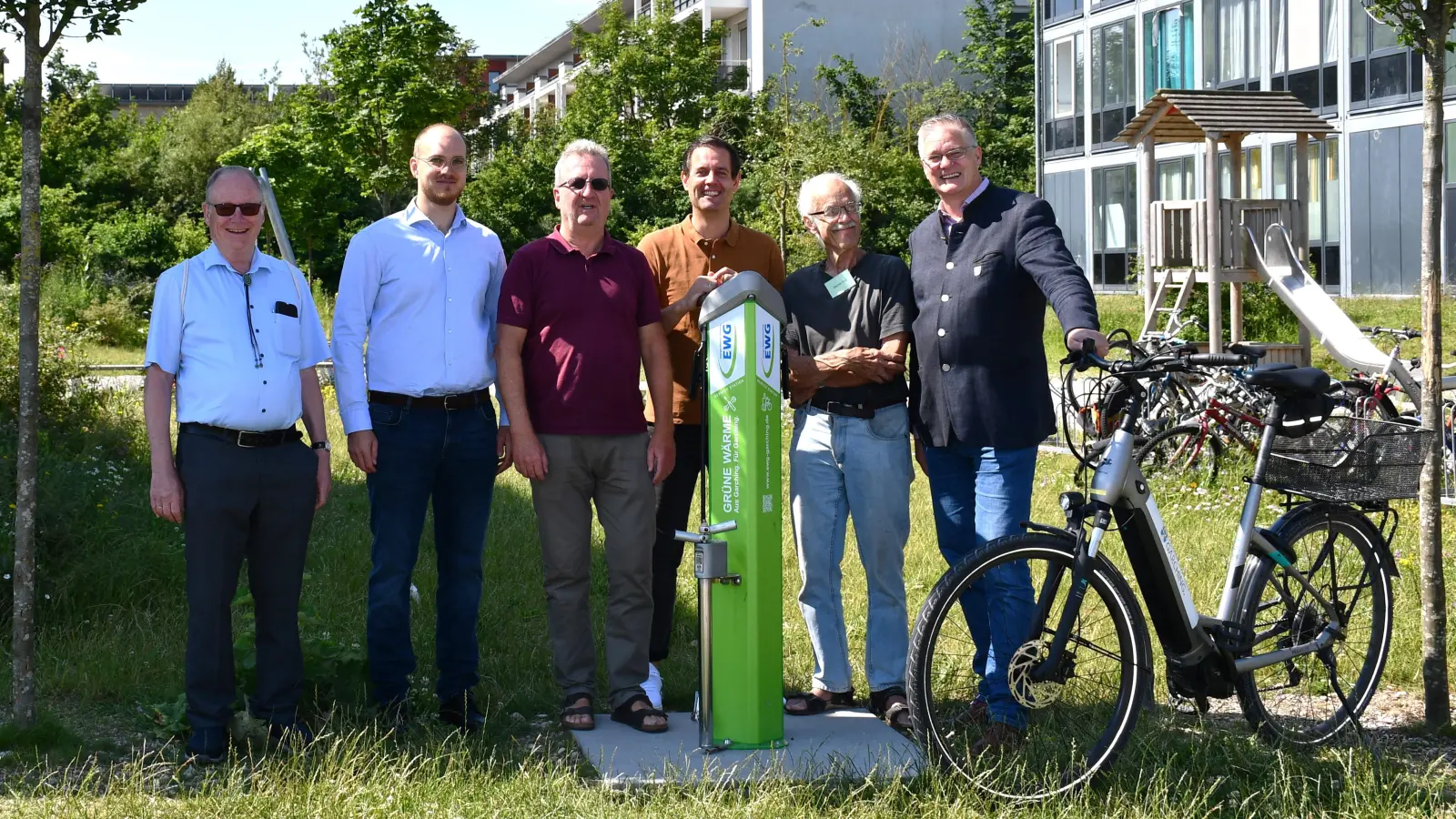 Dr. Joachim Krause (3. Bürgermeister), Linus Diergarten, Dr. Götz Braun, Christopher Redl (Stadtverwaltung), Werner Fuß und Dr. Dietmar Gruchmann (v.l.n.r.) zeigen hier die neue Reparaturstation. (Foto: © Felix B. Brümmer, Stadt Garching)