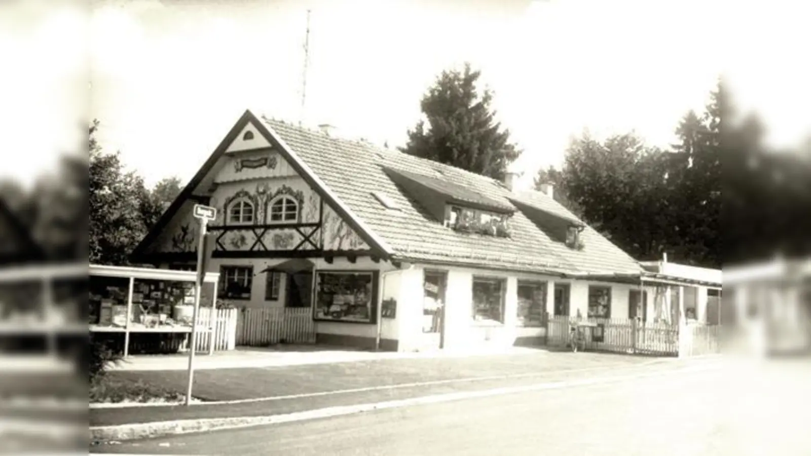 Ein Bild aus alten Tagen (1976), das die Schreinerei Vordermaier und das Ladengeschäft zeigt. Am 19. und 20. Oktober wird das 90-jährige Firmenjubiläum gefeiert.	 (Foto: VA)