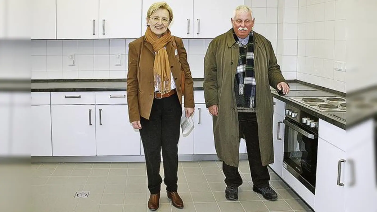 Maria Els, Vizepräsidentin der Regierung von Oberbayern, und Anton Spitlbauer aus dem BA 14 besichtigen die Flüchtlingsunterkunft in der Neumarkter Straße. Jeder Bewohner hat hier sieben Quadratmeter Platz für sich.  (Fotos: js)