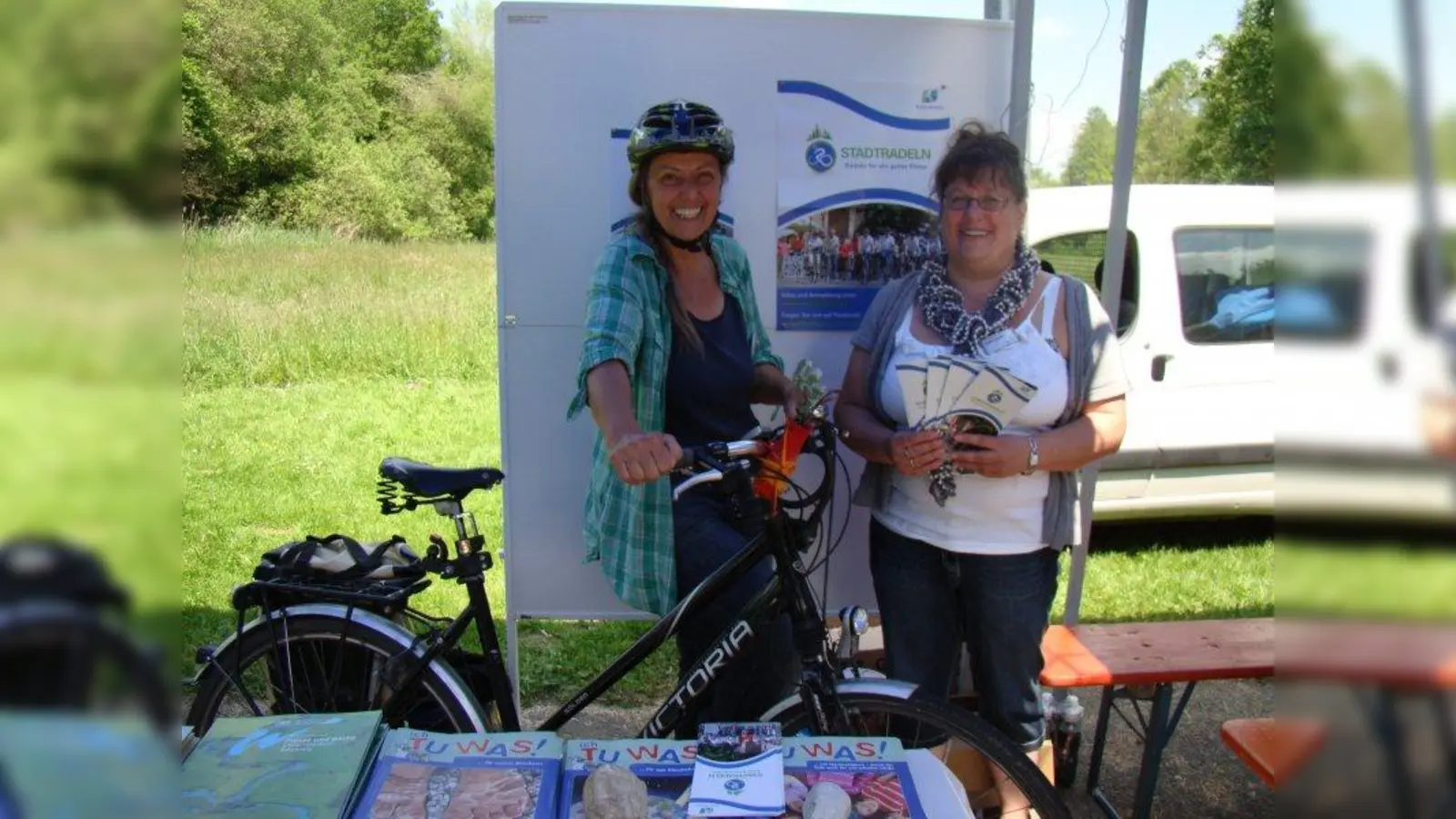 Natürlich nur mit Helm. Michaela Radykewicz und Astrid Koller werben für das Stadtradln. (Foto: pst)