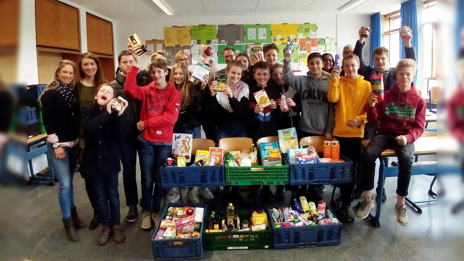  Schüler und Lehrer freuen sich über volle Spendenkisten. (Foto: NBH)
