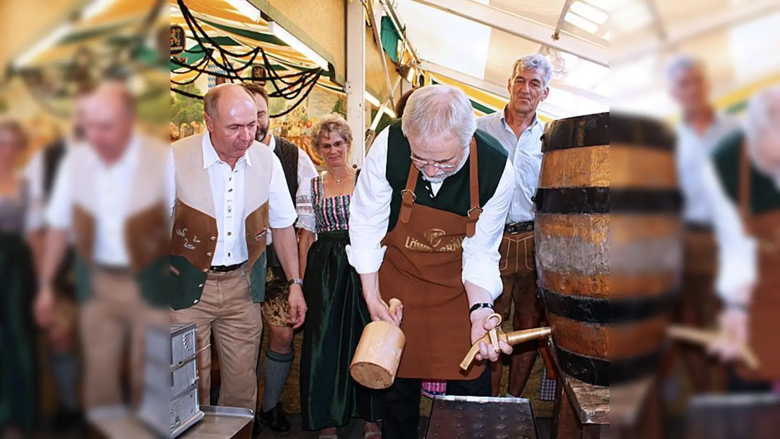 Rein damit, und »Ozapft is!«. Bürgermeister Michael Sedlmair macht die Ismaninger Bierfreunde glücklich. Am Sonntag findet einer der weiteren Höhepunkte statt: der Oldtimer-Korso.  (Fotos: privat)