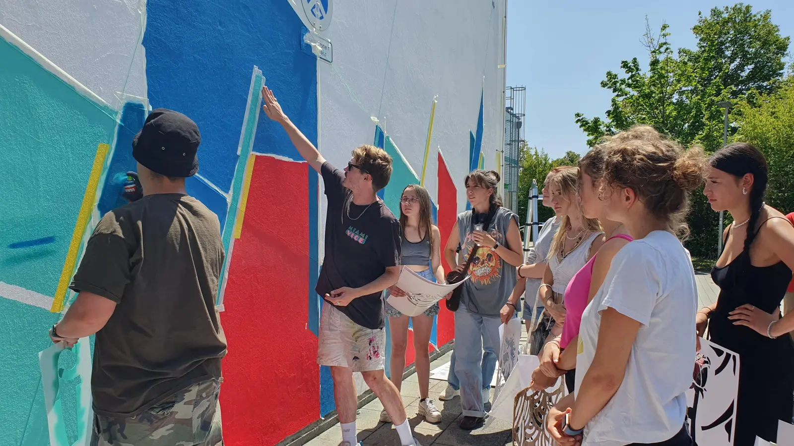 25 Schüler beteiligen sich an der Wandgestaltung am Käthe-Kollwitz-Gymnasium. (Foto: Christine Görner-Fliß)