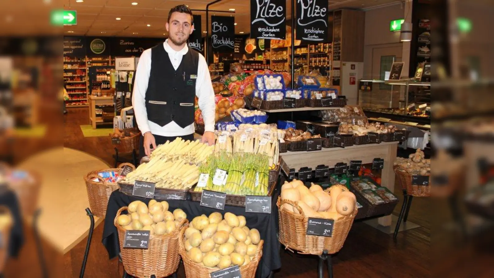 Burim Paparizi, Mitarbeiter der Lebensmittelabteilung der Galeria Kaufhof am Rotkreuzplatz, steht bei Fragen rund um den Spargel gerne zur Verfügung. (Foto: sb)