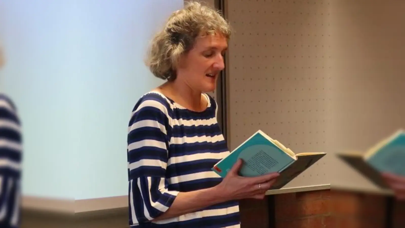 Von der Grafikdesignerin zur Jugendbuchautorin: Martina Wildner bei der Lesung im Gymnasium Dorfen.  (Foto: VA)