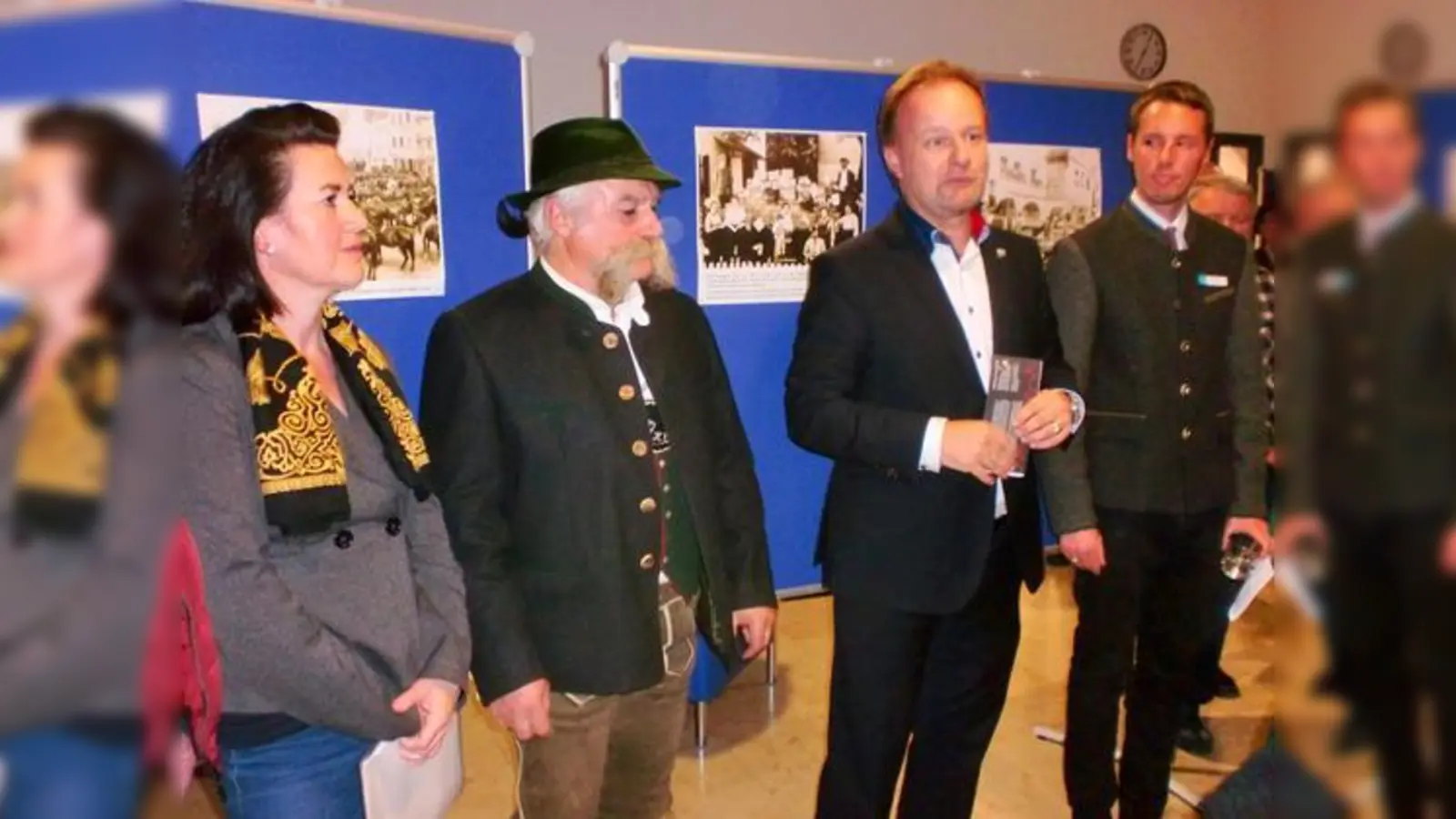 Landrat Robert Niedergesäß (3.v.l.) und Maximilian Fügen (re) vom Volksbund Deutsche Kriegsgräberfürsorge e.V. eröffneten und erläuterten die Ausstellung.  (Foto: Otto Hartl)