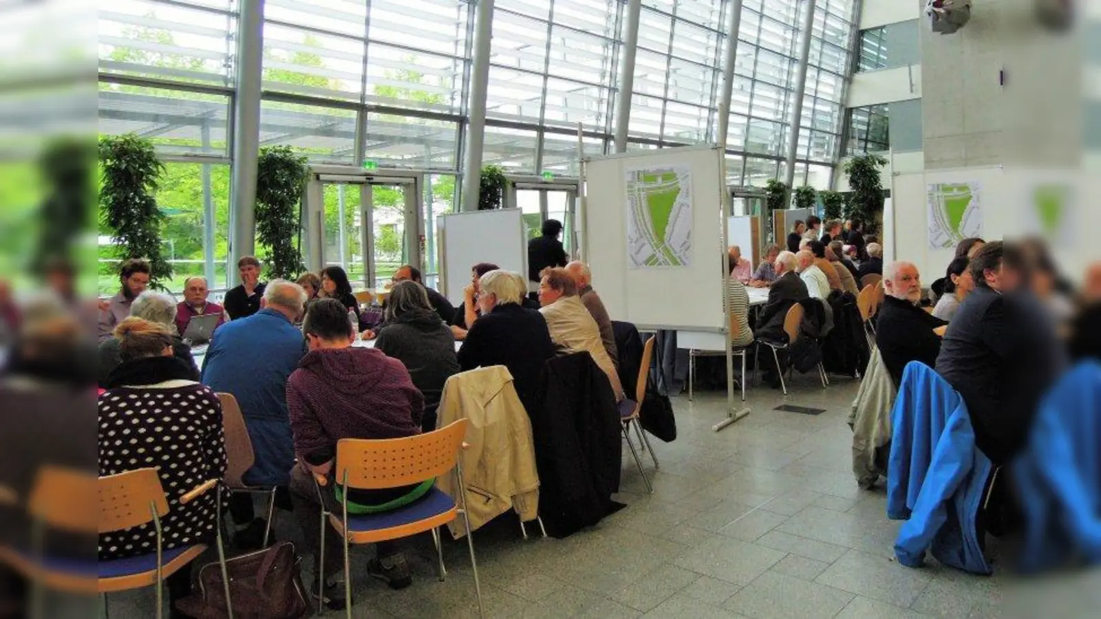 An allen sieben Tische, die fachlich jeweils von zwei Moderatorinnen betreut wurden, brachten die Teilnehmer viele Ideen und Wünsche zur Neugestaltung des Luise-Kiesselbach-Platzes ein, die an Pinwänden festgehalten wurden. (Foto: jb)