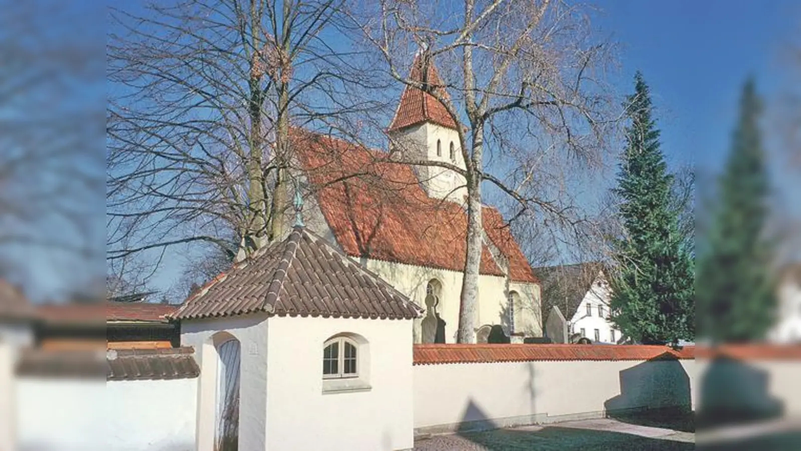 Die romanisch-frühgotische Kirche St. Nikolaus liegt im alten Ortskern von Englschalking.	 (Foto: NordOstKultur, privat)