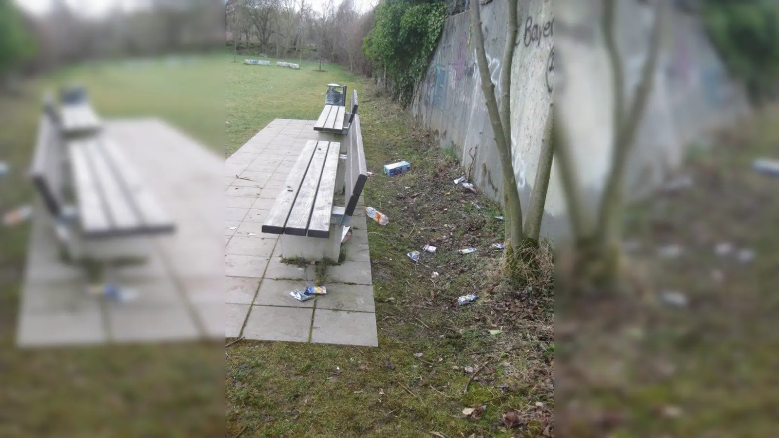 Der Sportplatz im Krautgartenweg ist trotz angebrachter Mülleimer völlig verdreckt. (Foto: L. Meisel)