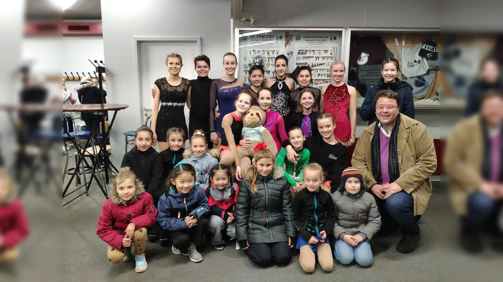 Die erfolgreichen kleinen und großen Eistänzer des ERSCO gemeinsam mit Bürgermeister Thomas Loderer.  (Foto: ERSCO)