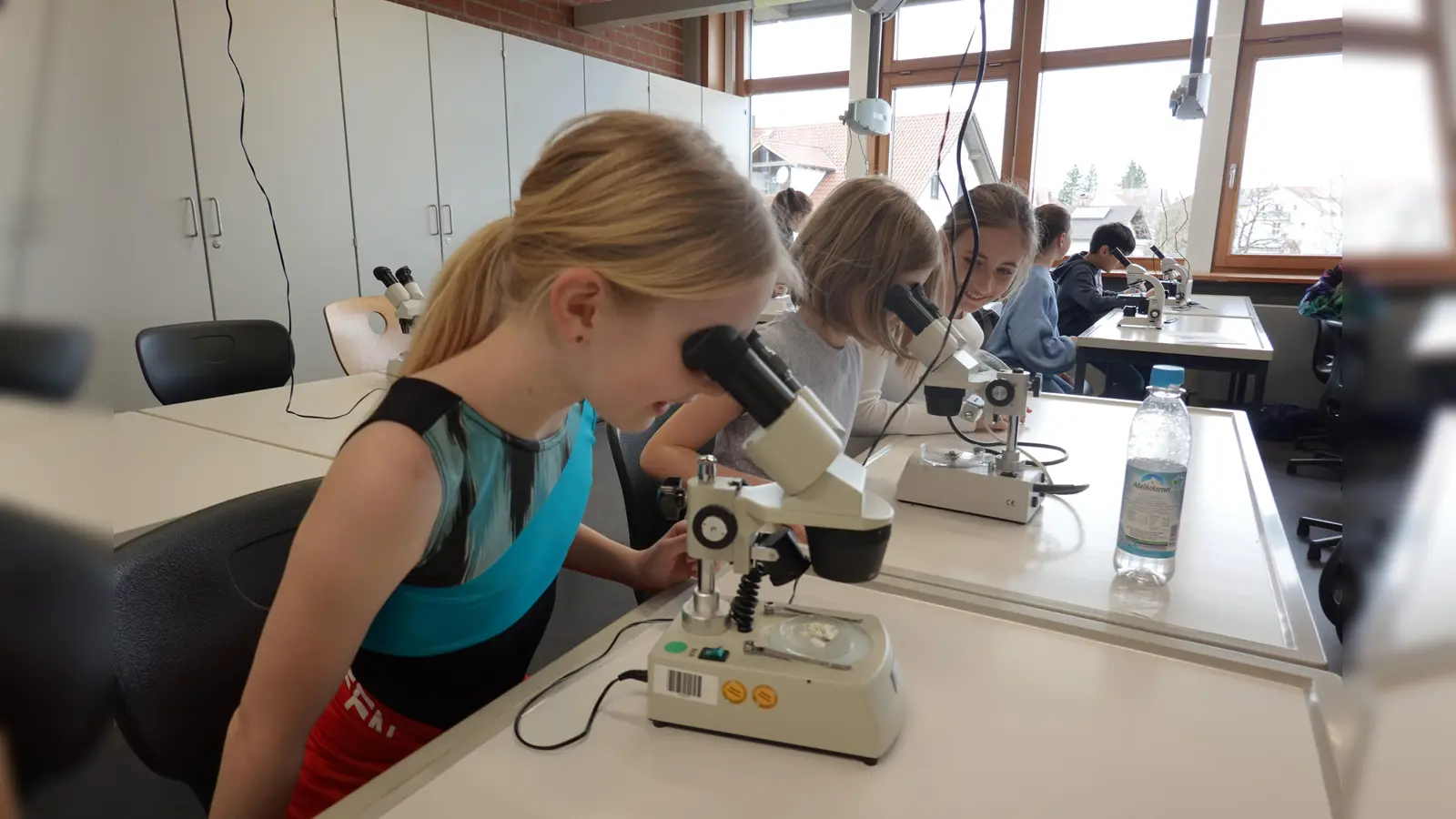 In der Schnupperstunde Natur und Technik konnten sich Viertklässler im Mikroskopieren versuchen. (Foto: Fabian Aigner)