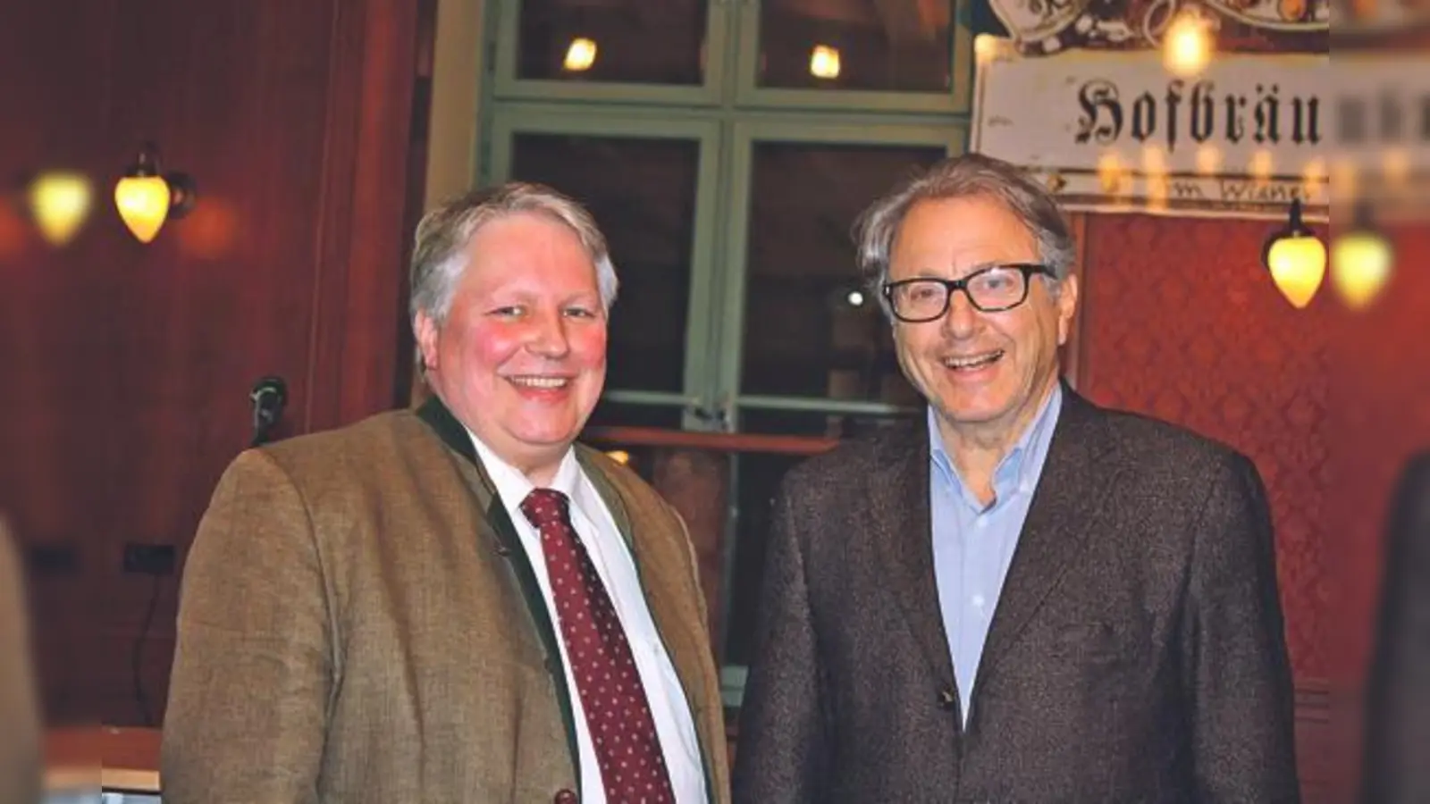 Der stellvertretende Vorsitzende des (BA 5), Andreas Micksch (CSU) in Vertretung für die BA-Chefin Adelheid Dietz-Will (SPD) mit Stadtrat Marian Offmann.	 (Foto: js)