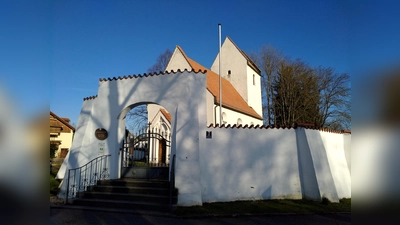 Bei einem Spaziergang am 16. Oktober erkunden die Teilnehmer Johanneskirchen und seine alte Dorfkirche. Auch sonst gibt es im Nordosten viel zu entdecken. (Foto: ahi/Archiv)