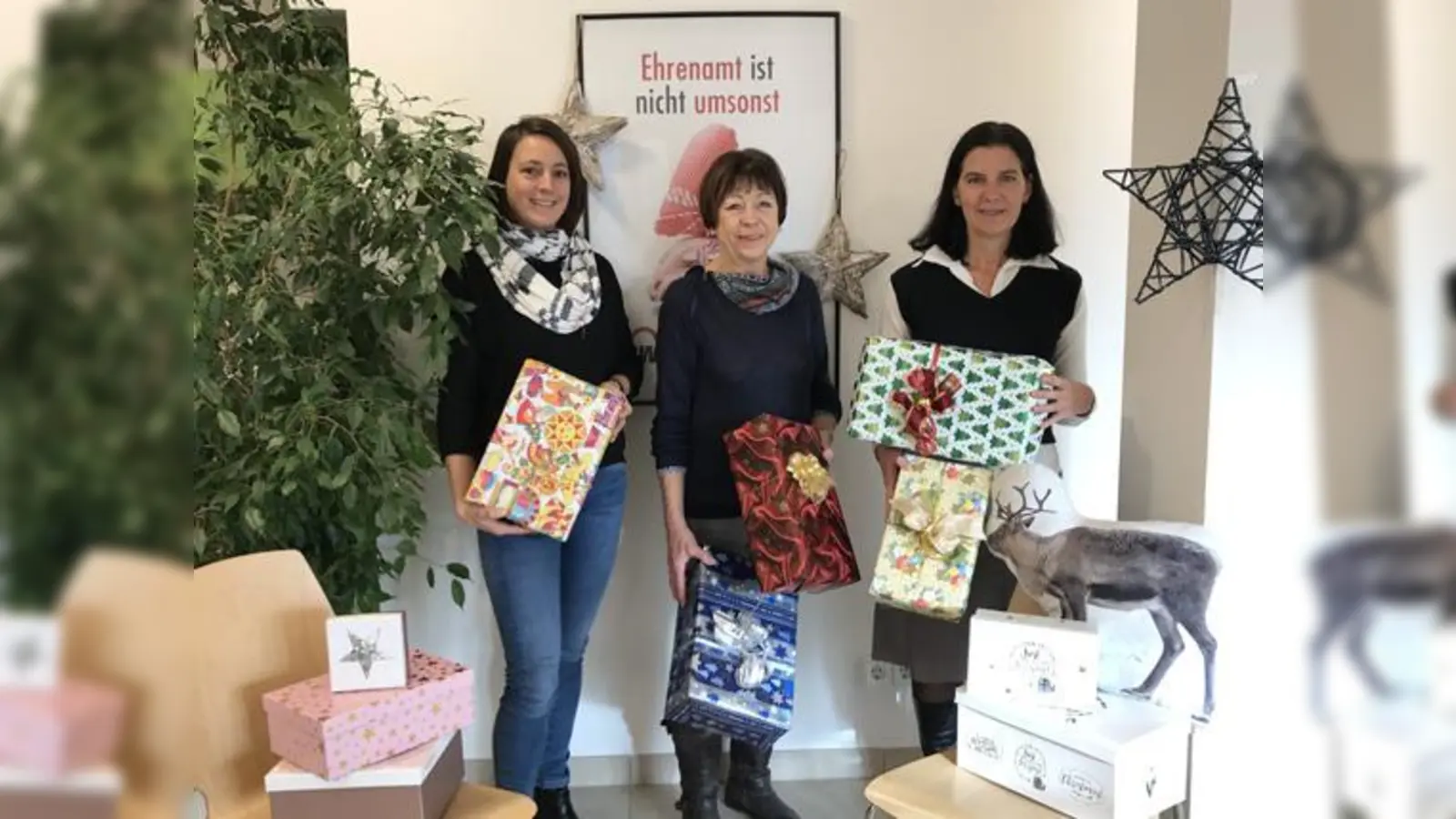 Elke Meßner, Christa Baron und Elke Schiller von der AWO-Nachbarschaftshilfe freuen sich über eifrige Spender für die jährliche Weihnachtsaktion.  (Foto: hw)