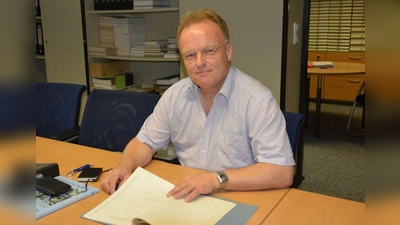 Christian Sachse unterstützt seit Anfang Juli Erwin Deprosse bei seiner Arbeit im Archiv. (Foto: Gemeinde Pullach)
