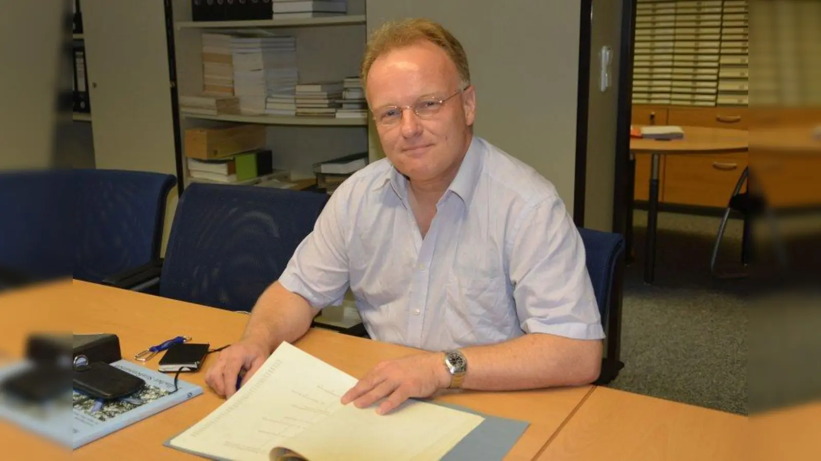 Christian Sachse unterstützt seit Anfang Juli Erwin Deprosse bei seiner Arbeit im Archiv. (Foto: Gemeinde Pullach)