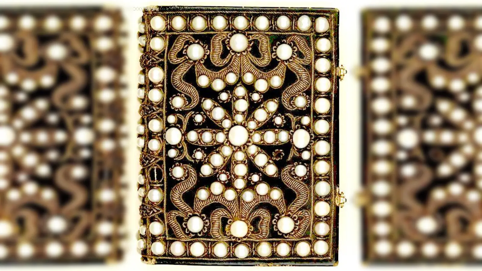 Das kleinformatige Gebetbuch (14,2 x 11,5 x 3,7 cm) stammt aus dem persönlichen Besitz Karls des Kahlen (823-877), dem Enkel Kaiser Karls des Großen.  (Foto: Bayerische Staatsbibliothek Schlösserverwaltung)