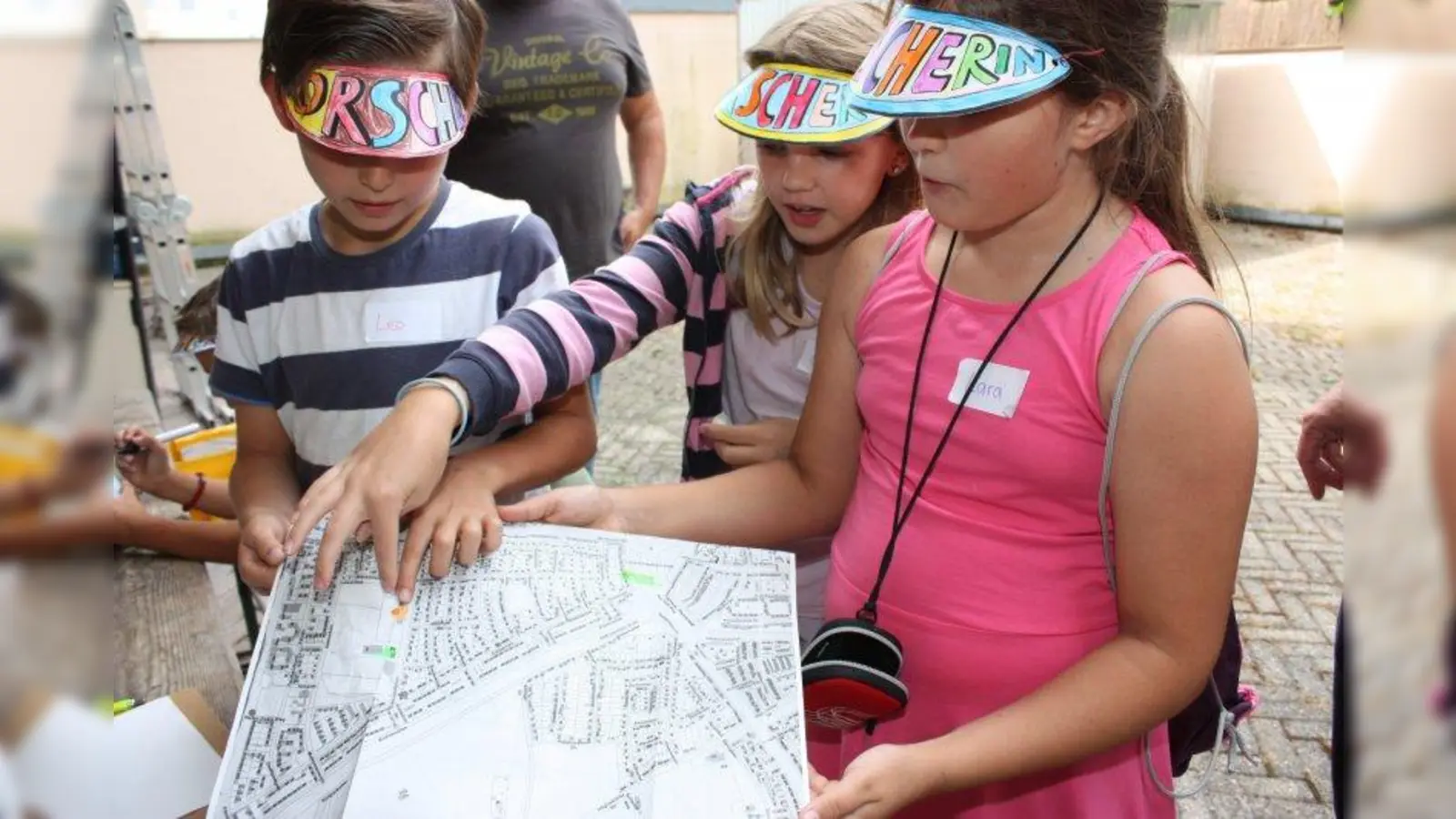„Da geht es als nächstes hin.” Die Grundschüler hatten sich die wichtigsten Punkte im Viertel für ihre Erkundungstour markiert. (Foto: job)