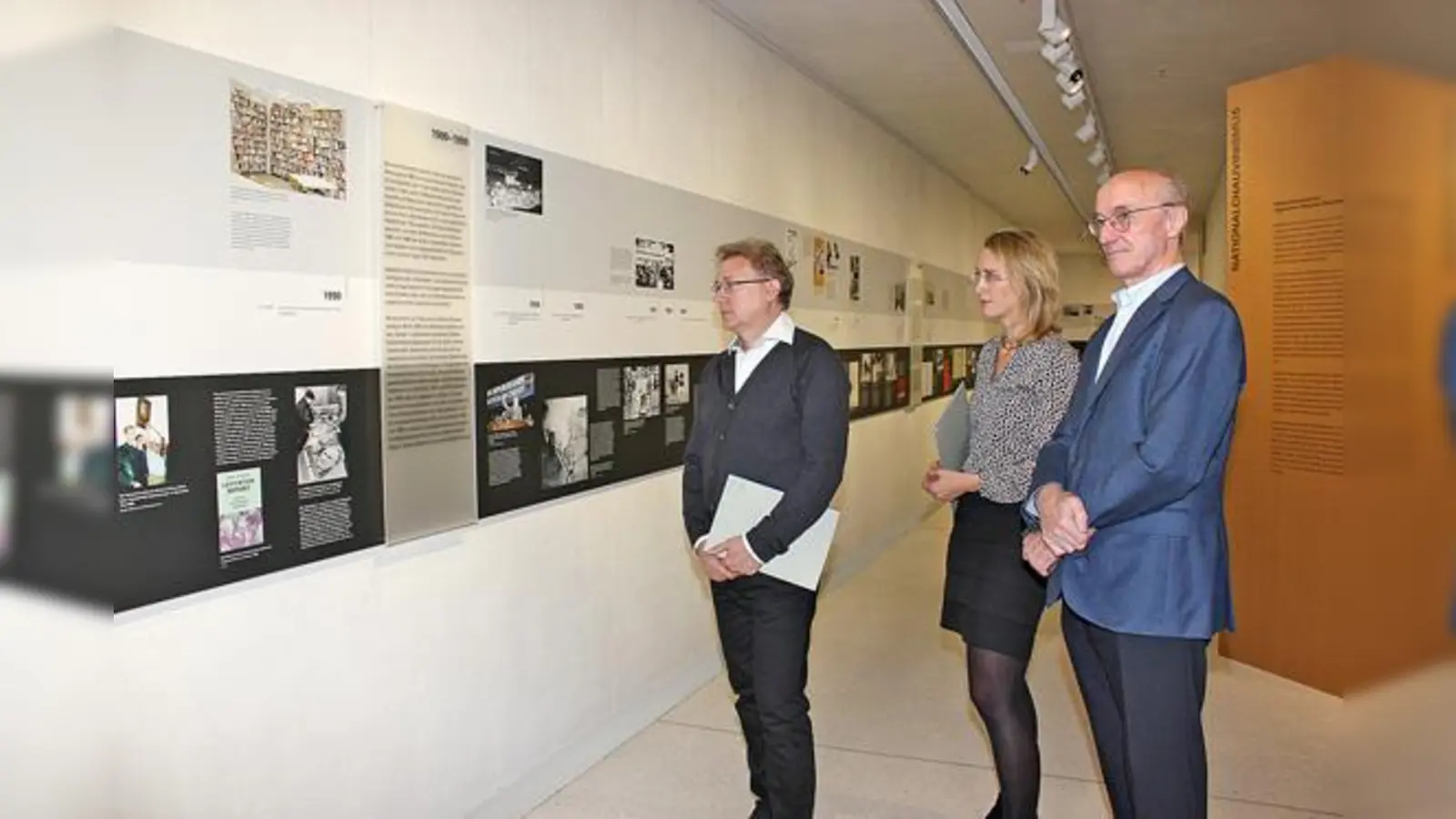 In ihrer Ausstellung stellen die Macher unter Projektleitung von Winfried Nerdinger (re.) die Ausprägung rechtsgerichteter Aktionen und stellen sie der ablehnenden Reaktion der Öffentlichkeit ihrer Zeit gegenüber.	 (Foto: cr)