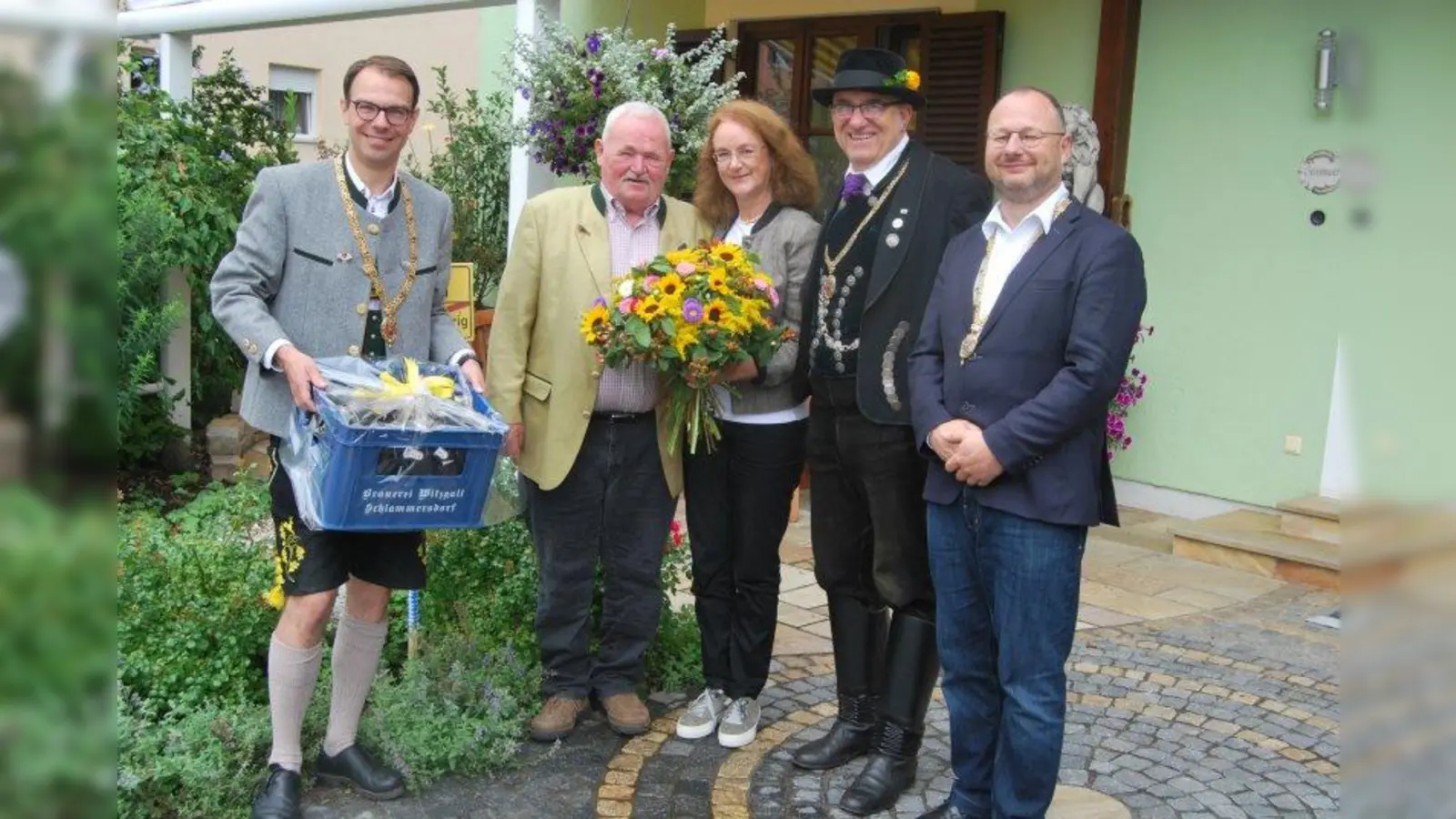 Morgendliche Gratulation: v.l. Sven Wackermann, Lenz Strohmeier, Maria Osterhuber-Völkl, Frieder Vogelsgesang und Johann Sauerer. (Foto: Irina Vogelsgesang)