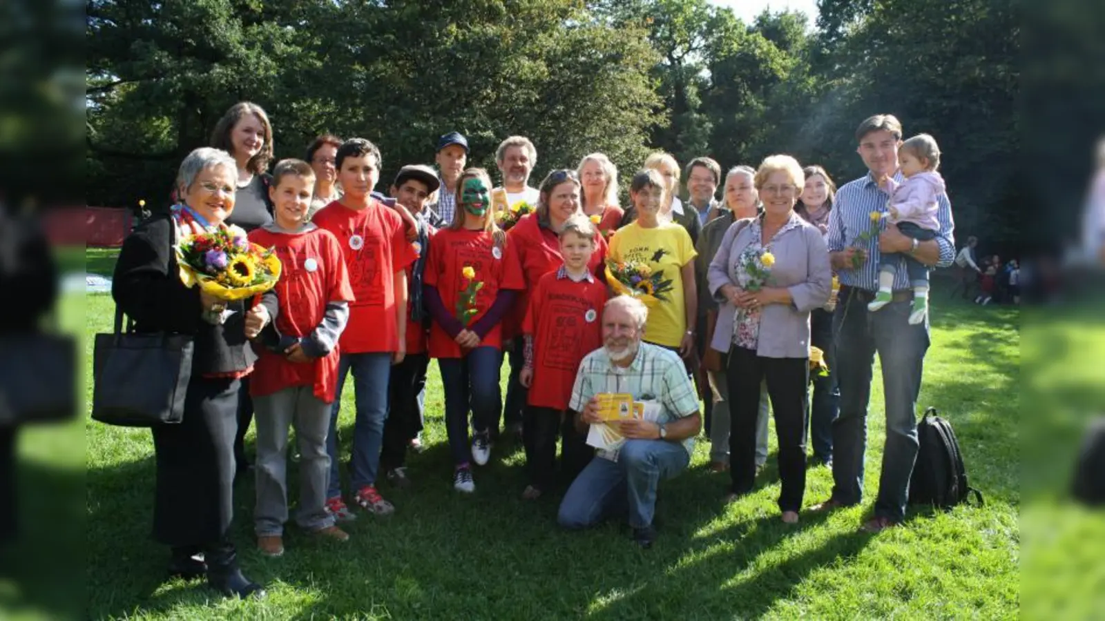 Die Kinderjury aus Neuhausen-Nymphenburg zusammen mit den Prämierten, der Kinderbeauftragten Jana Frädrich (2.v.l.), Ingeborg Staudenmeyer (2v.r.), Vorsitzende des BA 9, sowie den BA-Mitgliedern Henriette Thoma (li.), Barbara Marc (9.v.l.), Wolfgang Schwirz (5.v.l.), Ursula Zeitlmann (4.v.l.) und Thomas Neuberger, Kinderbeauftragter des BA 9 . (Foto: sb)