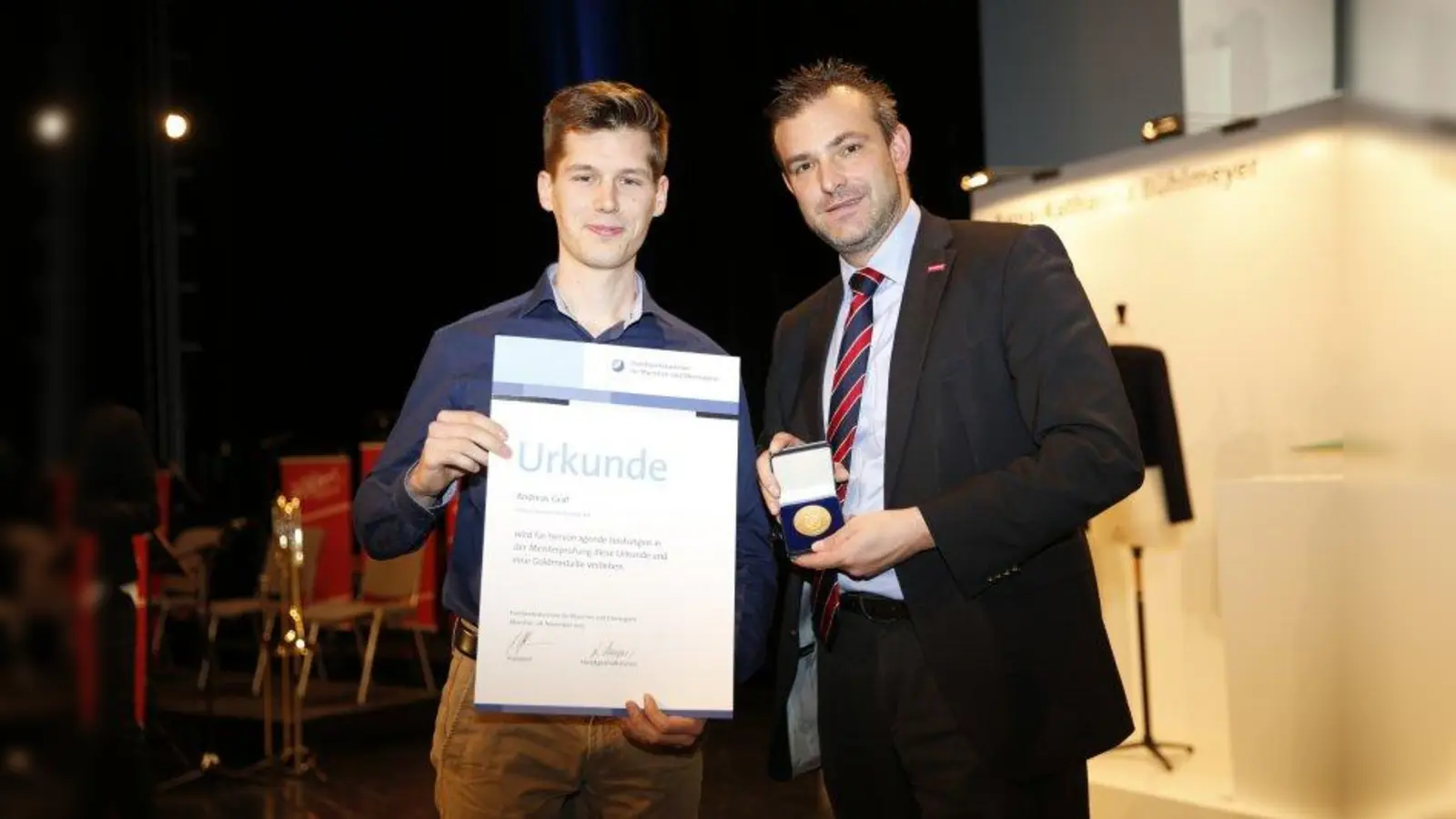 Handwerkskammerpräsident Georg Schlagbauer gratuliert dem Jahresbestmeister im Informationstechnikerhandwerk, Andreas Graf (links). (Foto: Schuhmann)