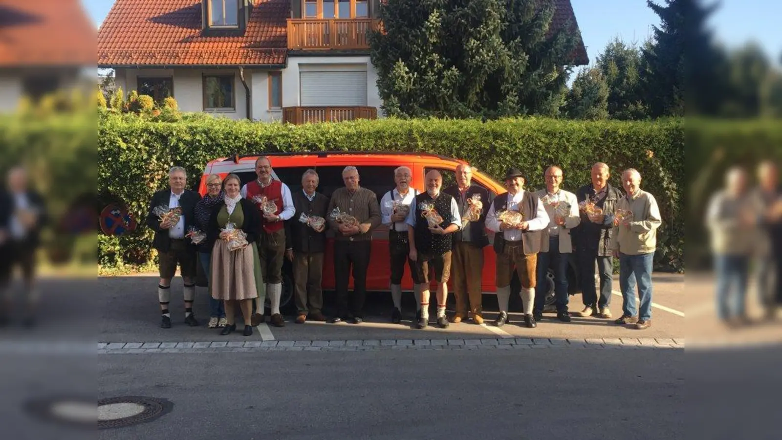 Haben das Oktoberfest besucht (von links): <br>Kurt Drews, Christine Köhler (Wiesnherzen), Sonja Stolz (Vorsitzende), Lothar Rauschecker, Peter Heizer, Gregor Freytag, Johann Junior Mair, Peter Speckbacher, Ludwig Kos, Gerhard Kellner, Manfred Wiltschek, Hans Scheidler, Alfred Pfeiffer (Foto: Passive Kameraden Planegg)