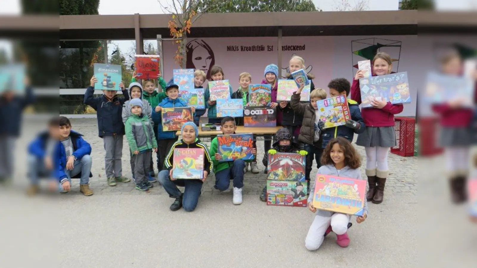 Vielen herzlichen Dank sagen die Kinder der Grundschule Bäckerstraße für die neuen Spiele. (Foto: Sch)
