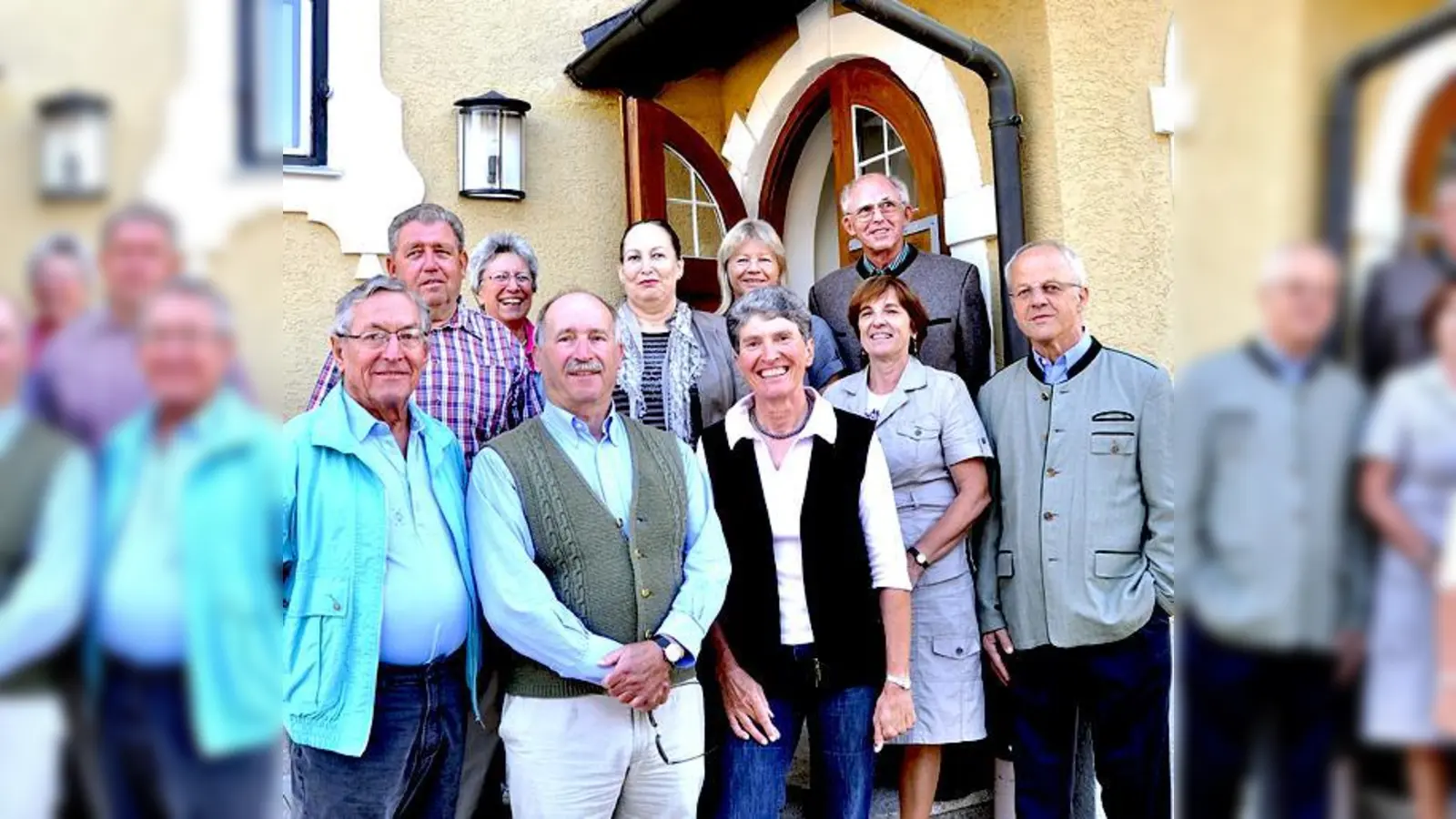 Die ehemaligen Vorsitzenden Georg Reupold (r.) und Josef Kleeberger (l.) mit ihrer Nachfolgerin Jutta Gräf (3. v. r.) und weiteren Mitgliedern des derzeitigen Vorstands sowie dem Ortschronisten Hans Obermair (4. v. l.).	 (Foto: Sybille Föll)