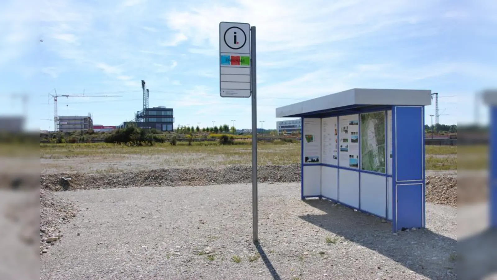 Seit Spätsommer vergangenen Jahres gibt es auf Höhe des geplanten Bahnhofes den „Info.Halt Freiham“. (Foto: Eva Schraft)