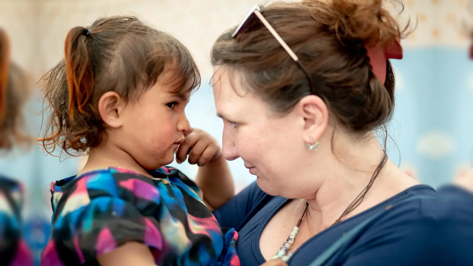 Jaqueline Flory, die Gründerin der Zeltschule, spricht im Pfarrsaal St. Thomas über ihre Hilfsorganisation, die in Syrien und im Libanon aktiv ist. (Foto: Anne Kaiser Photography)